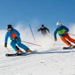 Sciatori in azione, equipaggiati con sci da discesa, caschi e abbigliamento tecnico