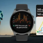 Atleta che corre, dettaglio di dispositivo wearable per lo sport con interfaccia grafica di battito cardiaco e mappa GPS