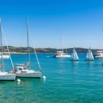 Barche a vela cabinate e derive in un tratto di mare lobero