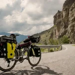Bici da cicloturismo lungo un viaggio su una strada di montagna