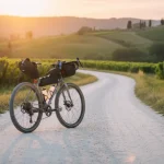 Una bici gravel su una strada bianca delle colline toscane