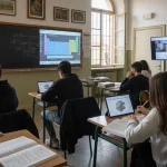 Aula di liceo italiano luminosa, studenti seduti ai banchi tra libri e elementi tecnologici moderni