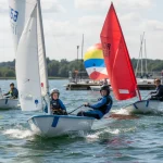 Bambini in barca a vela