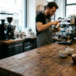 Barista con miscele di caffè in ambiente rilassante che ne sottolinea benefici e preparazione