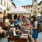 Una mercatino dell'usato con venditore e acquirente tra antiquariato, oggetti antichi e vintage