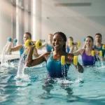 Persone impegnate a fare fitness in acqua con una sessione di acquagym