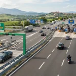 Casello autostradale con vari sistemi per pagare l'autostrada con corsie dedicate al telepedaggio e ai pagamenti tradizionali.