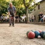 Una partita di gioco delle bocce su un campo all'aperto con giocatore mentre prepara con concentrazione il lancio in una atmosfera autentica e conviviale,